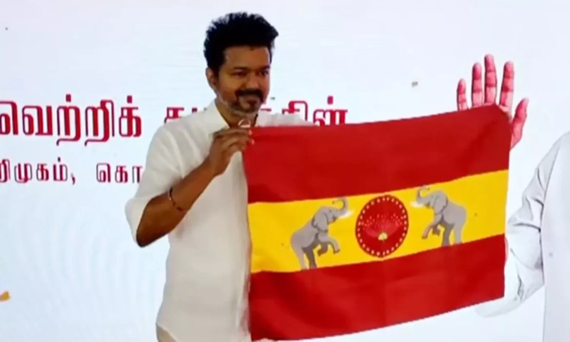 கட்சிக் கொடியை அறிமுகப்படுத்திய நடிகர் விஜய்