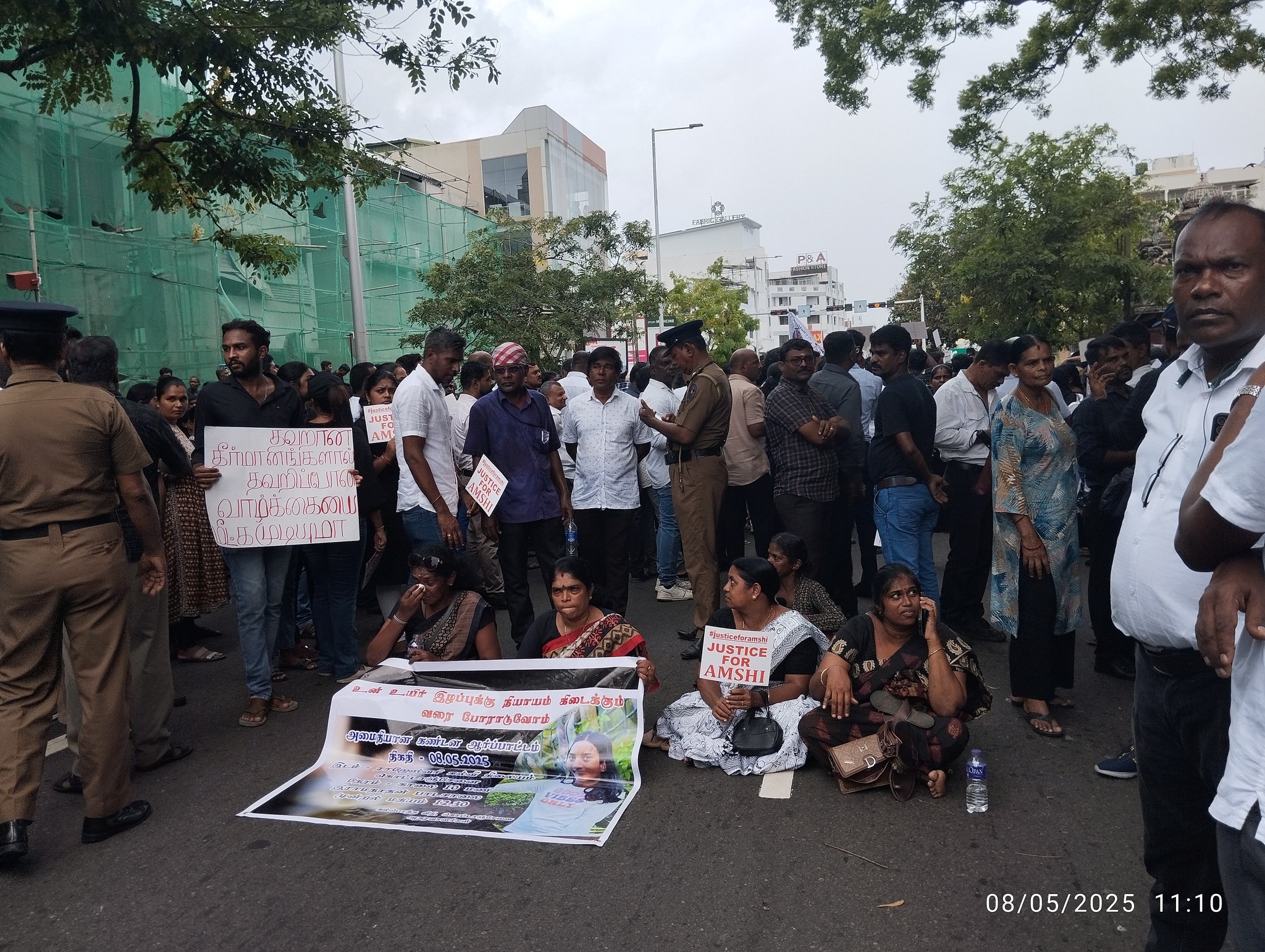 மாணவி அம்ஷிகாவின் மரணத்திற்கு நீதி கோரிய ஆர்ப்பாட்டத்தால் கொழும்பில் பதட்டம்!