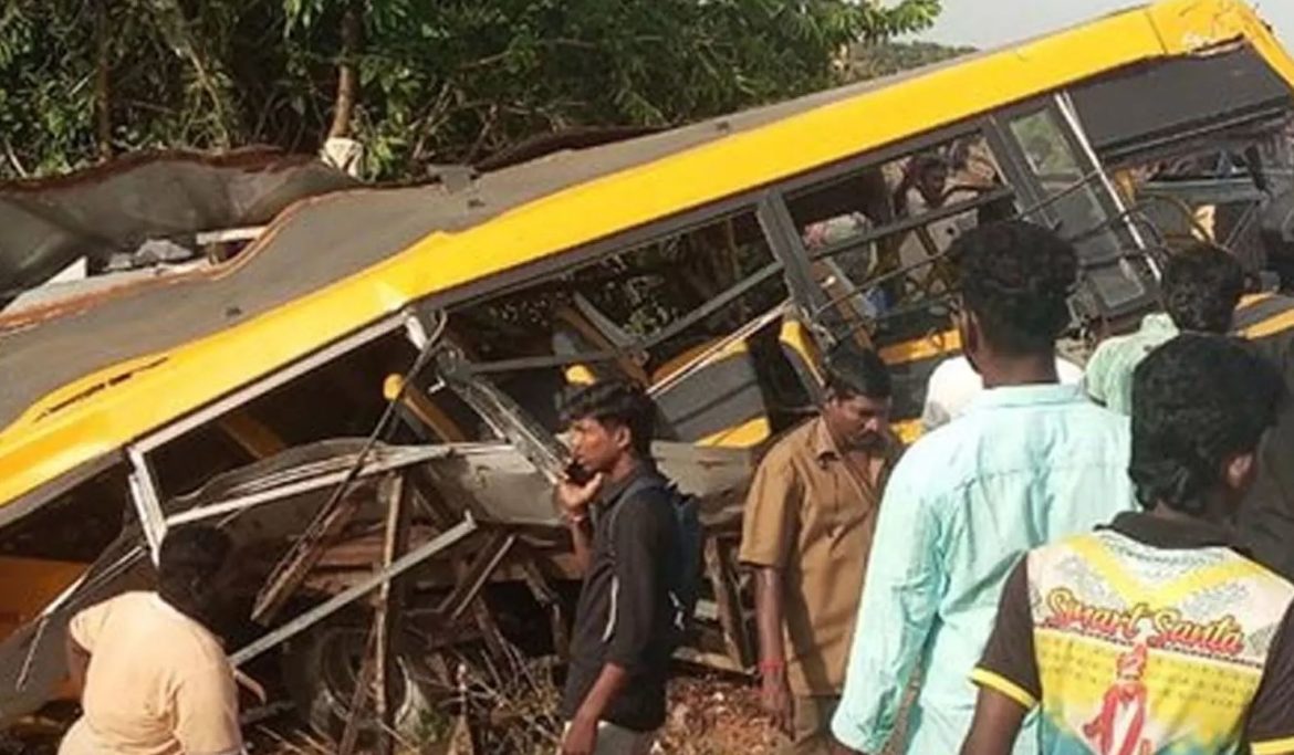 பாடசாலை வேன் மீது ரயில் மோதி விபத்து