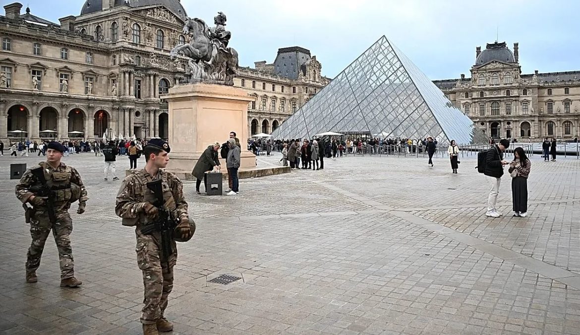 மற்றுமொரு சிக்கலில் Louvre அருங்காட்சியகம் நூற்றுக்கணக்கான புத்தகங்கள் சேதம்!